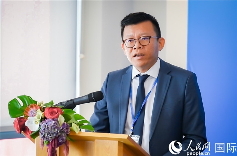 圖為中遠(yuǎn)海運(yùn)(歐洲)公司副總裁李震宇致辭。人民網(wǎng) 郭錦標(biāo)攝