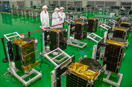 △2022年10月17日，位于吉林長春的長光衛(wèi)星技術(shù)股份有限公司科研人員在衛(wèi)星總裝測試大廳進行相關(guān)測試工作。