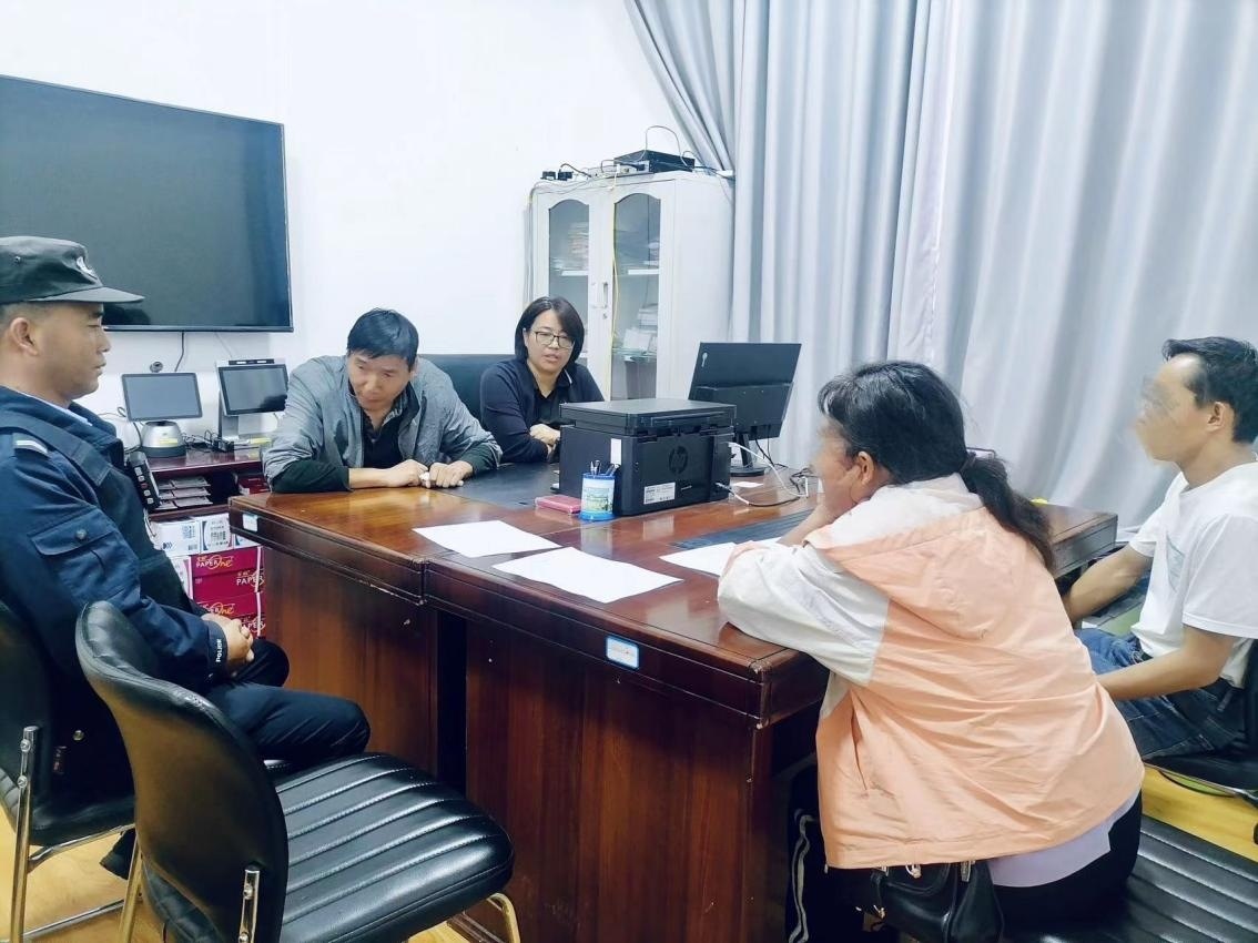 2023年8月4日，和立峰（左二）在調(diào)解一起家庭婚姻糾紛。受訪者供圖