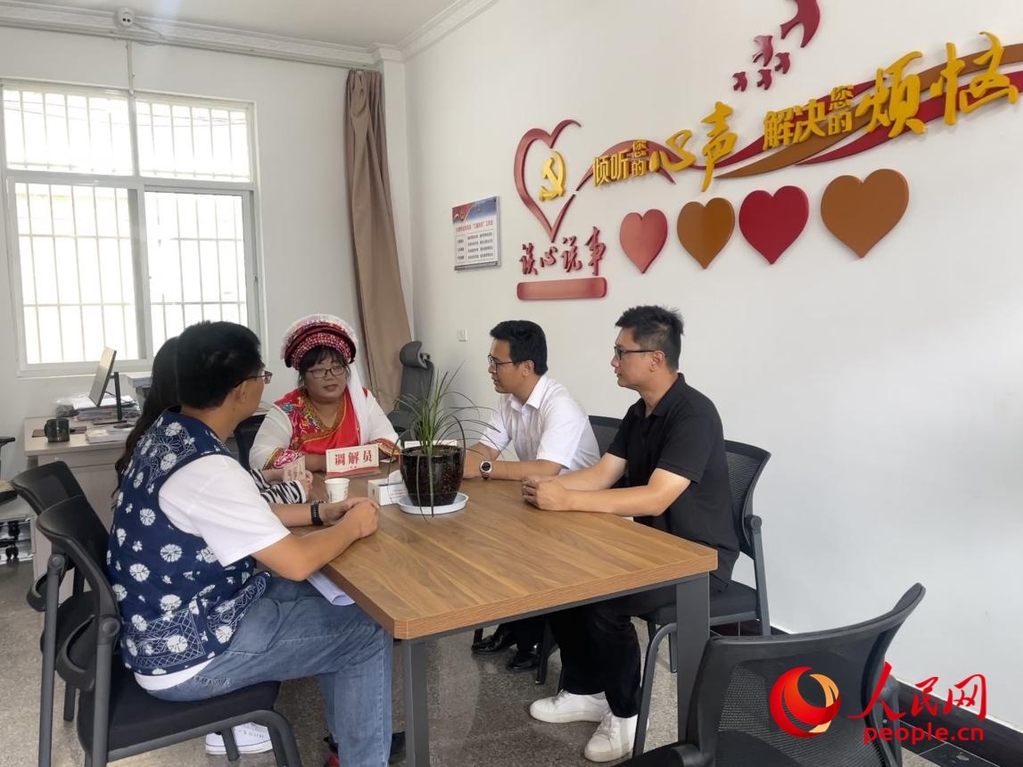 李雪娟（右三）和群眾交流。人民網(wǎng) 周靜圓攝