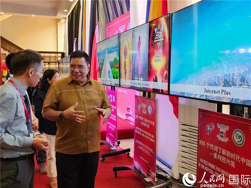 圖為菲律賓國家圖書館館長阿德里亞諾參觀新時(shí)代中國圖片展。人民網(wǎng)記者樊帆攝