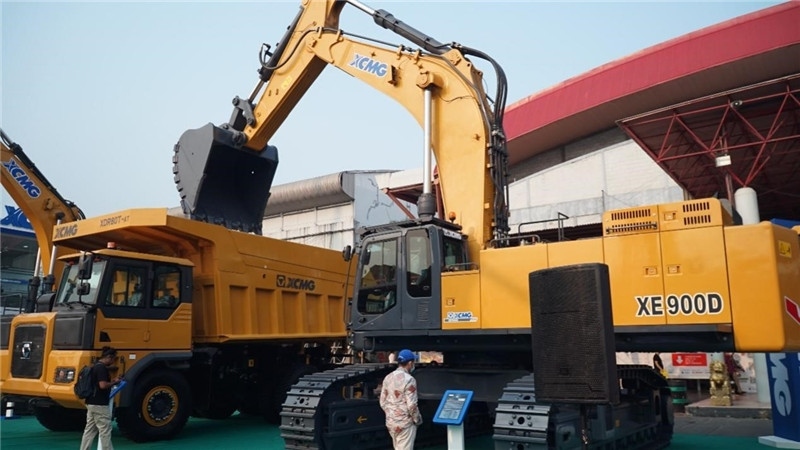 徐工集團(tuán)展出的90噸礦用挖掘機(jī)與80噸自卸車。石偉攝影