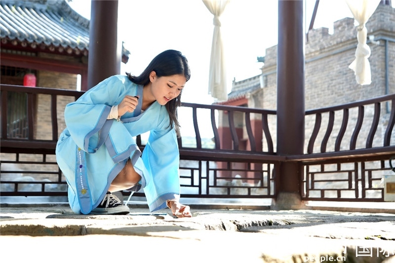 圖為選手在“曲水流觴亭”將“桃心”蠟燭放入渠中。人民網(wǎng) 盧鵬宇攝