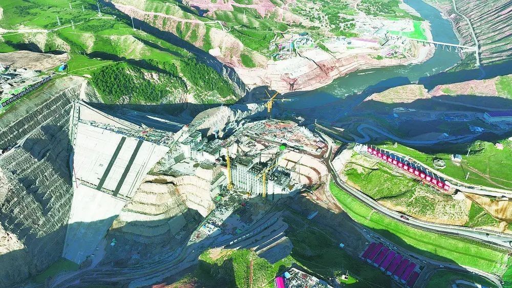 瑪爾擋水電站項(xiàng)目建設(shè)現(xiàn)場。國家能源集團(tuán)青?，敔枔跛娬竟﹫D