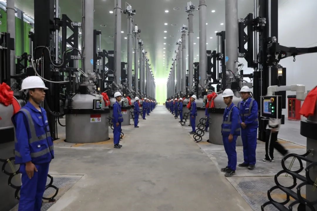 晶科能源二期20GW拉棒切方項(xiàng)目投產(chǎn)現(xiàn)場。南川工業(yè)園區(qū)管委會供圖