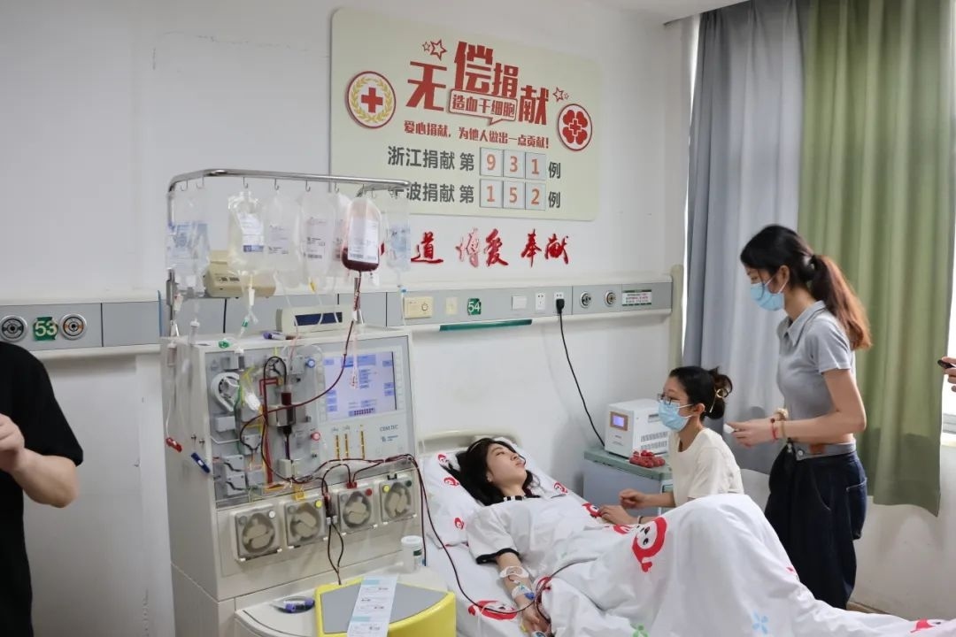 陸冰冰（右三）捐獻185毫升造血干細(xì)胞。受訪者供圖