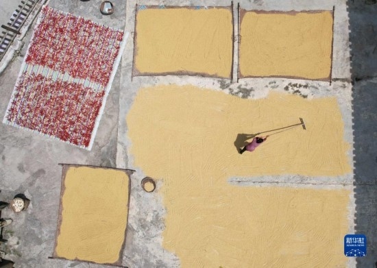 9月16日，村民在貴州省黔東南苗族侗族自治州施秉縣馬溪鄉(xiāng)王家坪村晾曬稻谷（無人機(jī)照片）。