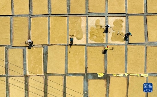 9月16日，在湖南省懷化市通道侗族自治縣萬佛山鎮(zhèn)溪上村，村民在晾曬稻谷（無人機(jī)照片）。