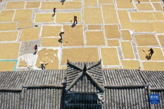 9月16日，村民在貴州省黔東南苗族侗族自治州從江縣剛邊壯族鄉(xiāng)三聯(lián)村晾曬稻谷（無人機(jī)照片）。