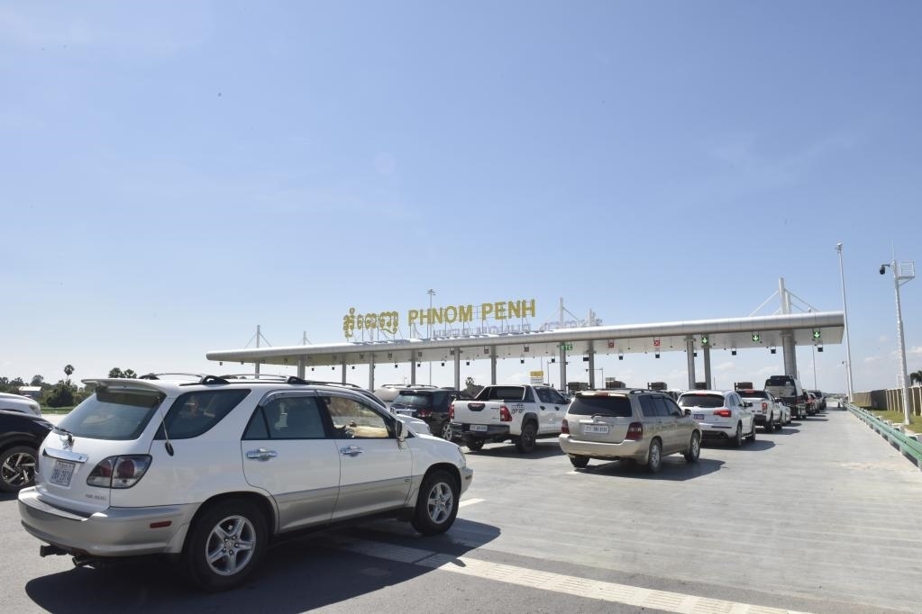2022年11月7日，車輛在柬埔寨首都金邊的金港高速公路入口處排隊。金港高速公路連接柬埔寨首都金邊和該國最大深水海港西哈努克港。