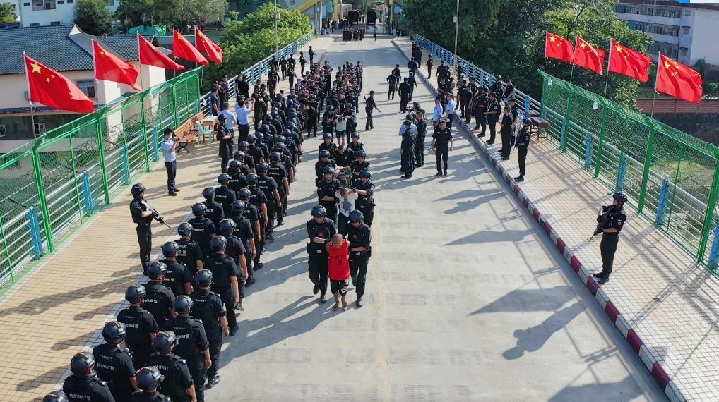 圖為涉詐犯罪嫌疑人移交我方。