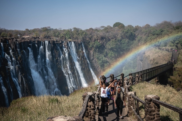 8月21日，游客在贊比亞觀賞維多利亞瀑布景色。