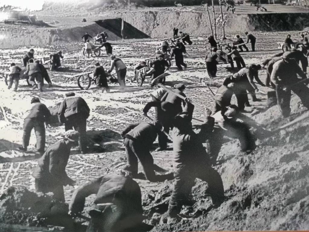 20世紀(jì)70年代，高西溝人治理水土流失場景。（資料圖片）