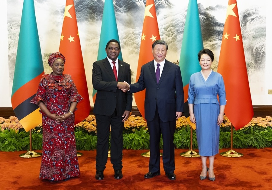 這是會談前，習(xí)近平主席和夫人彭麗媛同希奇萊馬總統(tǒng)和夫人穆廷塔合影。