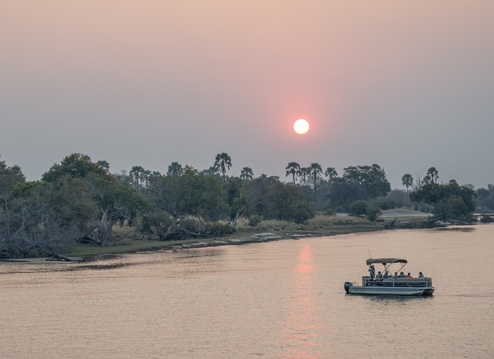 8月23日，在贊比亞拍攝的贊比西河上的游船。