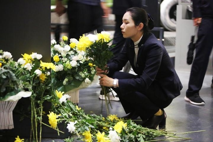 9月18日，工作人員在侵華日軍第七三一部隊罪證陳列館整理花束。新華社記者 石楓 攝