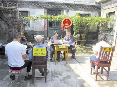 圖②：法庭在農(nóng)家小院開展巡回審判。