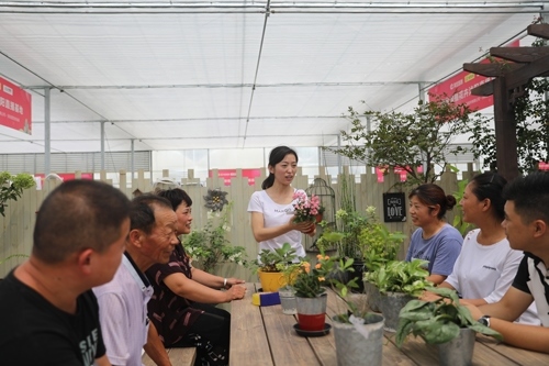 李敏向村民講授花木直播經(jīng)驗(yàn)。受訪者供圖