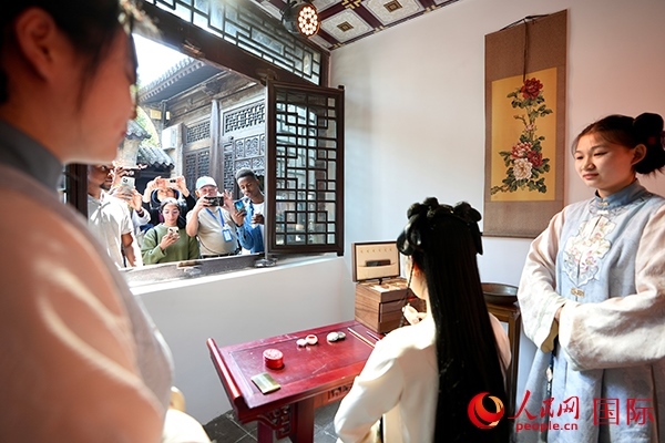 選手們觀看表演。人民網(wǎng) 盧鵬宇攝