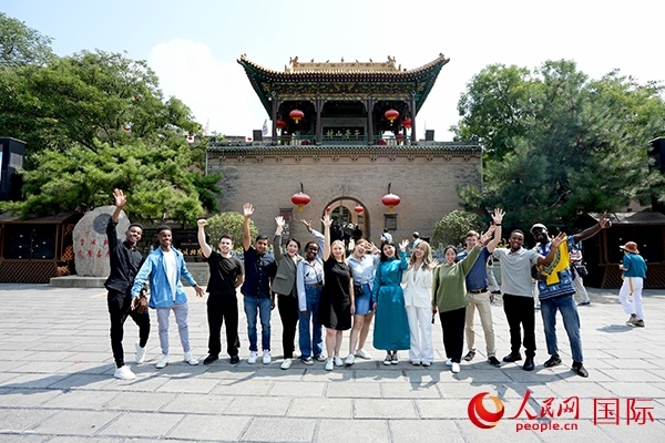 選手們在御書樓前合影。人民網(wǎng) 盧鵬宇攝