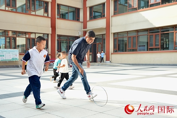 來自巴基斯坦的沙杰在滾鐵環(huán)。人民網(wǎng) 盧鵬宇攝