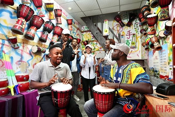 選手們敲起非洲鼓。人民網(wǎng) 盧鵬宇攝