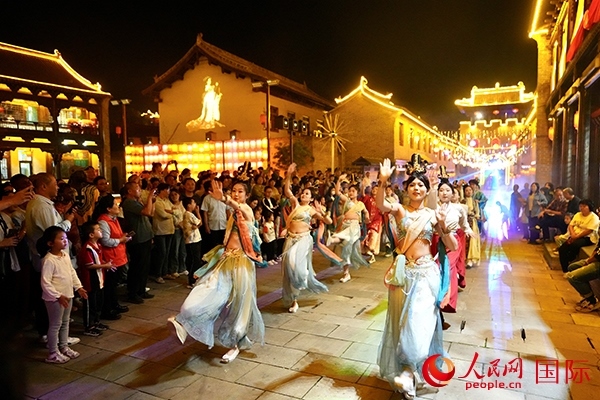 古城巡游隊(duì)伍。人民網(wǎng) 盧鵬宇攝