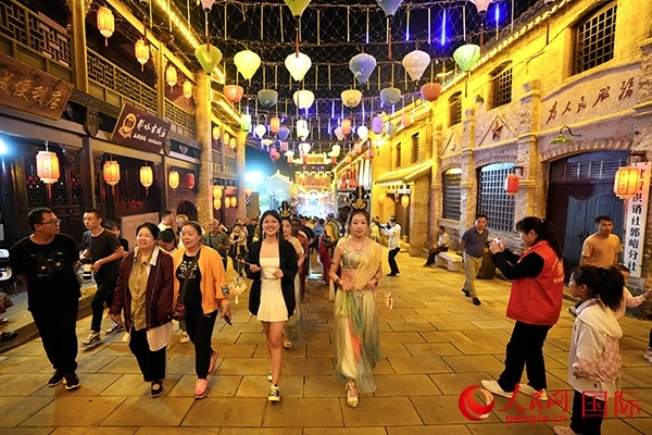 選手體驗(yàn)古城巡游。人民網(wǎng) 盧鵬宇攝