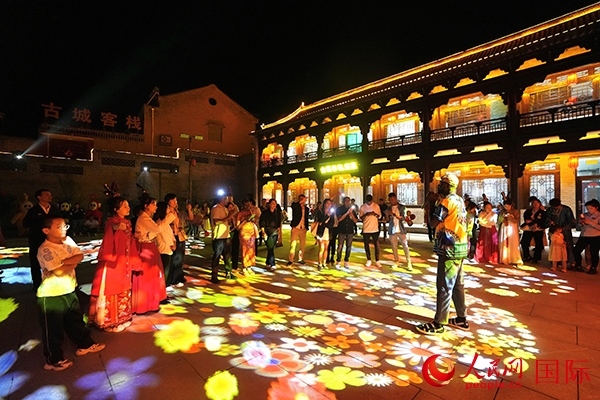 選手們和演員們一起載歌載舞。人民網(wǎng) 盧鵬宇攝