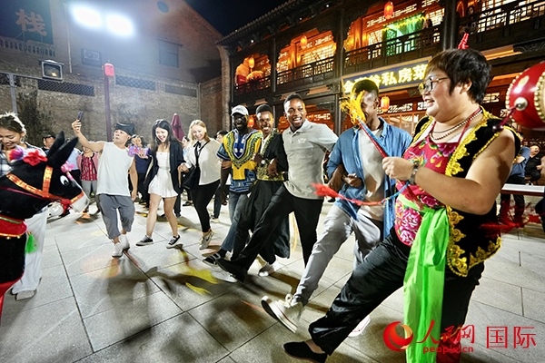 選手們和演員們一起載歌載舞。人民網(wǎng) 盧鵬宇攝