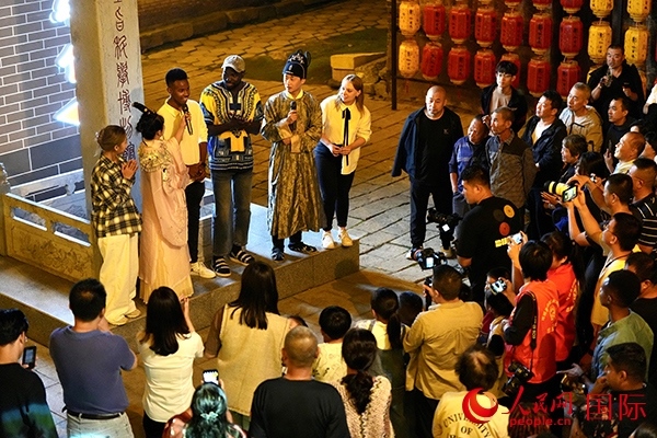 選手們一起演唱《大中國(guó)》。人民網(wǎng) 盧鵬宇攝