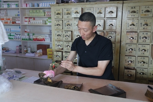 馬啟紅為病患精心配藥。受訪者供圖