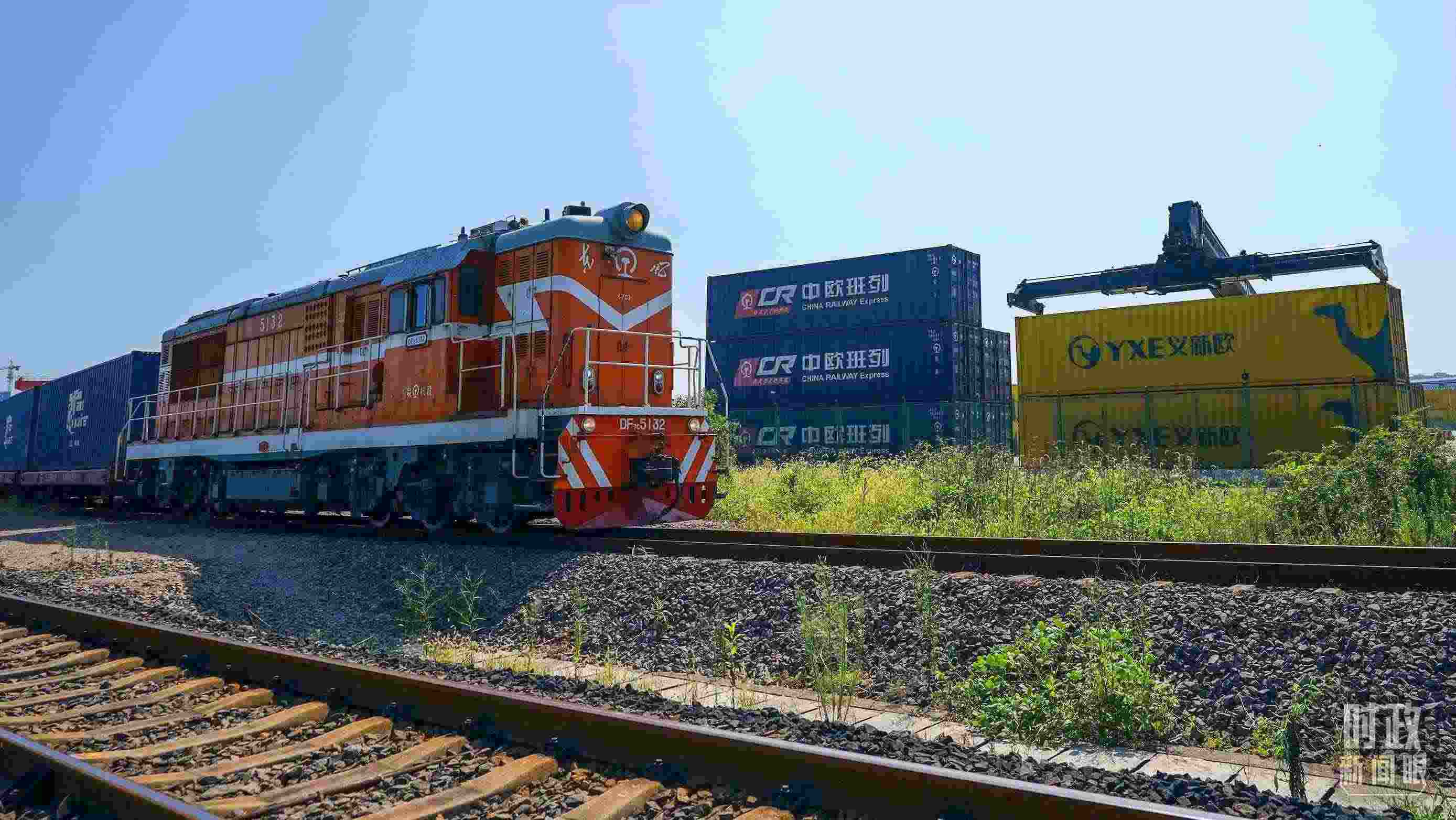 △“義新歐”先后開通了18條點(diǎn)對點(diǎn)的班列主線，業(yè)務(wù)范圍輻射50多個(gè)國家和160多個(gè)城市。（總臺國廣記者李晉拍攝）