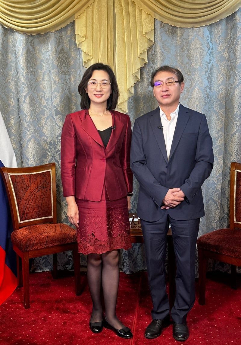 人民網(wǎng)黨委委員、副總編輯孫海峰（左一）專訪崔少純總領(lǐng)事。人民網(wǎng)記者 馬天翼攝