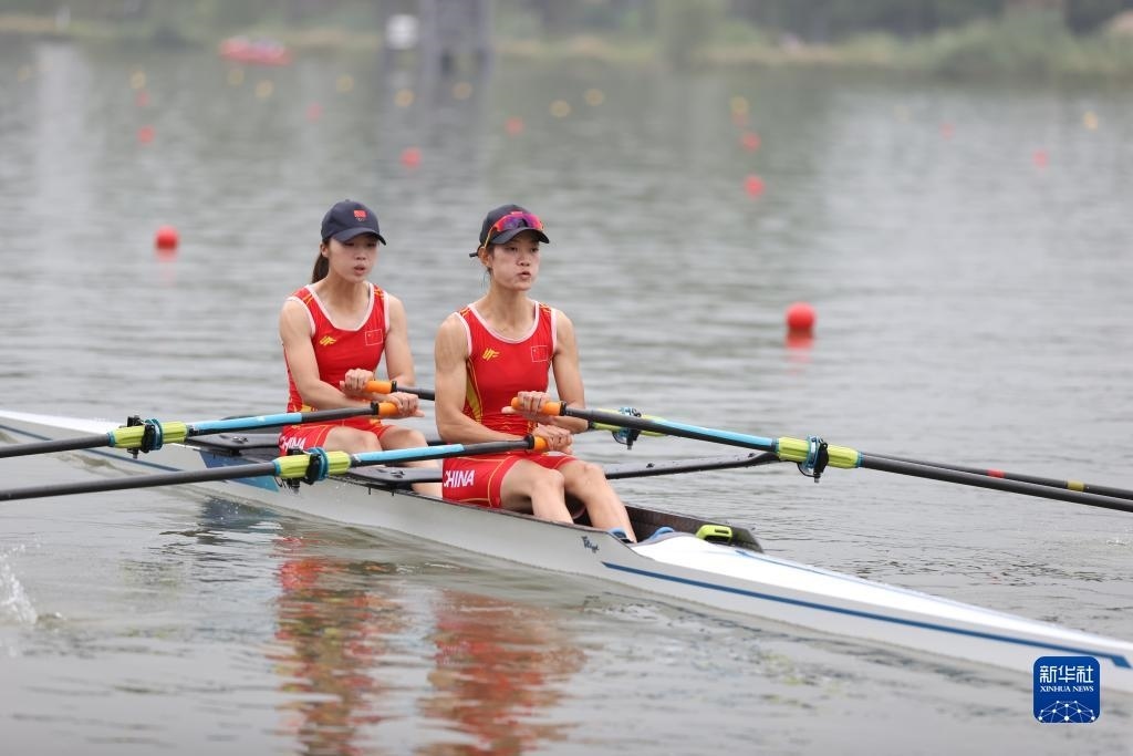 9月24日，鄒佳琪（左）/邱秀萍在決賽中。新華社記者 賈浩成 攝