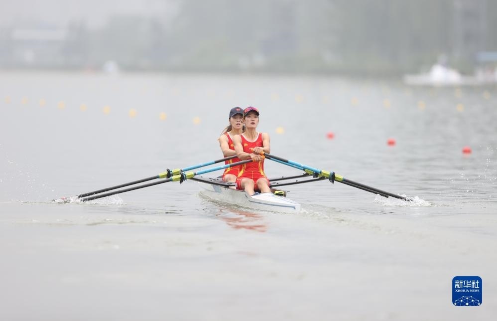 9月24日，鄒佳琪（左）/邱秀萍在決賽中。新華社記者 賈浩成 攝