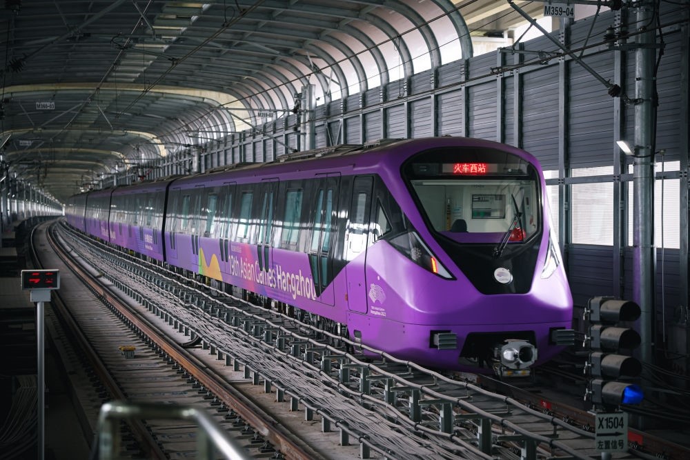 從杭州火車西站出發(fā)，地鐵19號線貫穿杭州火車東站、杭州蕭山機(jī)場，“亞運號”地鐵專列運行在這條線路上。