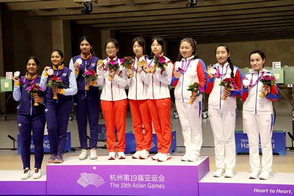 9月24日，杭州亞運(yùn)會(huì)射擊女子10米氣步槍團(tuán)體賽頒獎(jiǎng)儀式。人民網(wǎng)記者 胡雪蓉?cái)z