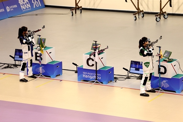 黃雨婷(左)、韓佳予在女子10米氣步槍個(gè)人賽比賽中。人民網(wǎng)記者 胡雪蓉?cái)z