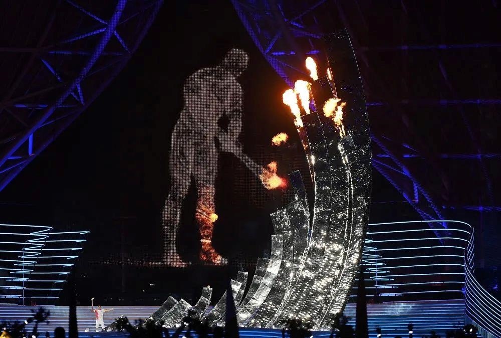 △“數(shù)字火炬手”點(diǎn)燃象征亞洲大團(tuán)結(jié)的亞運(yùn)之火。