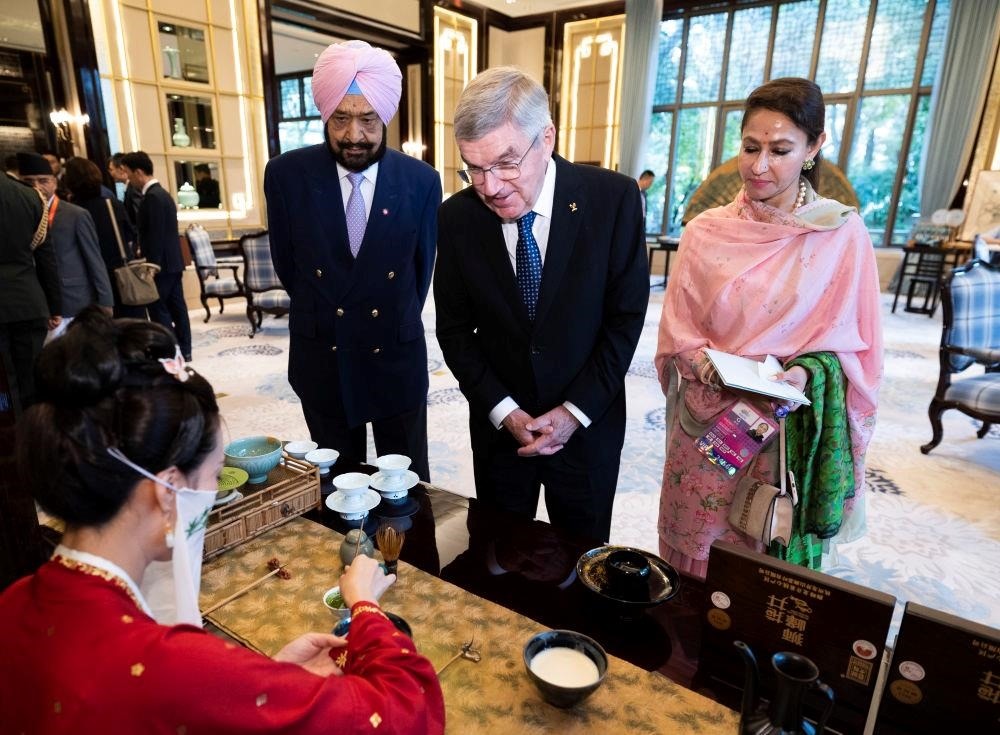 △歡迎宴會(huì)前，亞奧理事會(huì)代理主席辛格和夫人維尼塔、國(guó)際奧委會(huì)主席巴赫欣賞非遺展示。