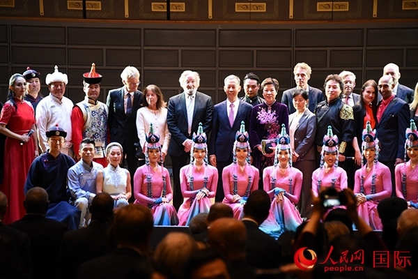 中國駐瑞典大使崔愛民夫婦與演職人員及部分來賓合影留念。人民網(wǎng)記者 殷淼攝