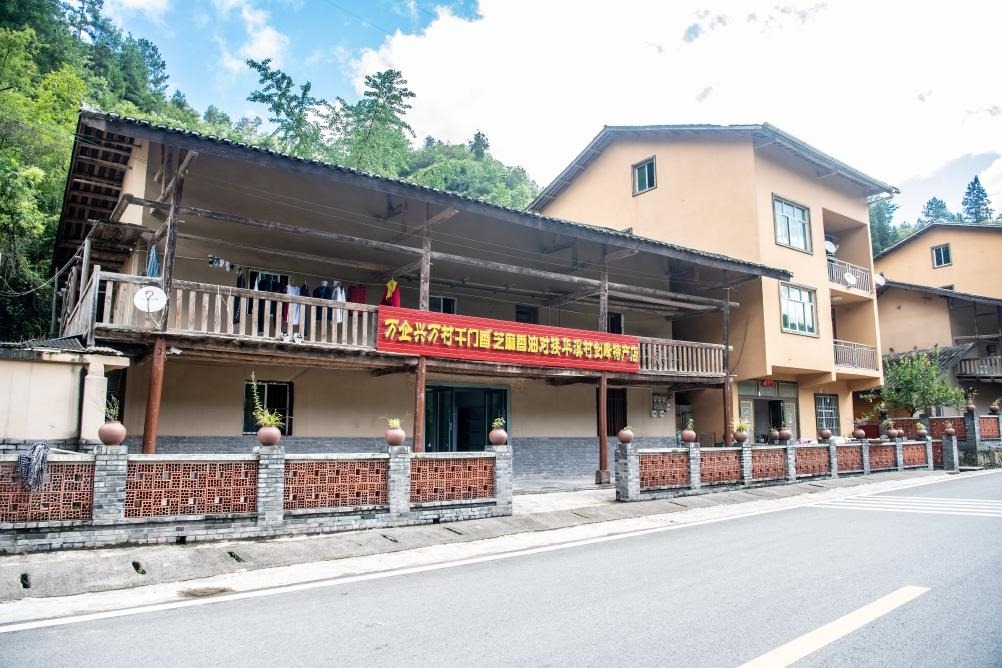 這是8月28日拍攝的危房改造后的村民張劍峰家。新華社記者 唐奕 攝