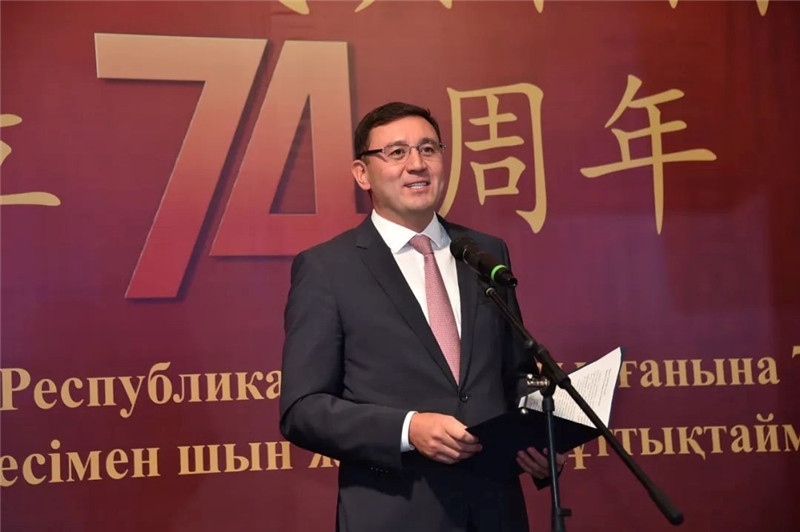 圖為哈外交部駐阿市代表布列格諾夫致辭。駐阿拉木圖總領(lǐng)館供圖