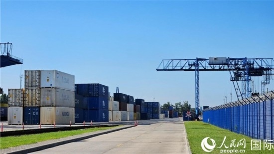  布列斯特北站，堆滿了來(lái)自中國(guó)的貨物。人民網(wǎng)記者 王震攝