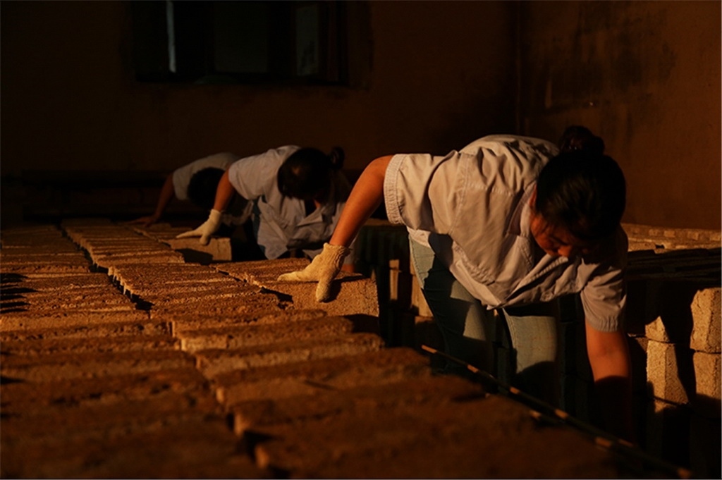 匠人師傅正在翻動(dòng)曲胚。張?zhí)炝z