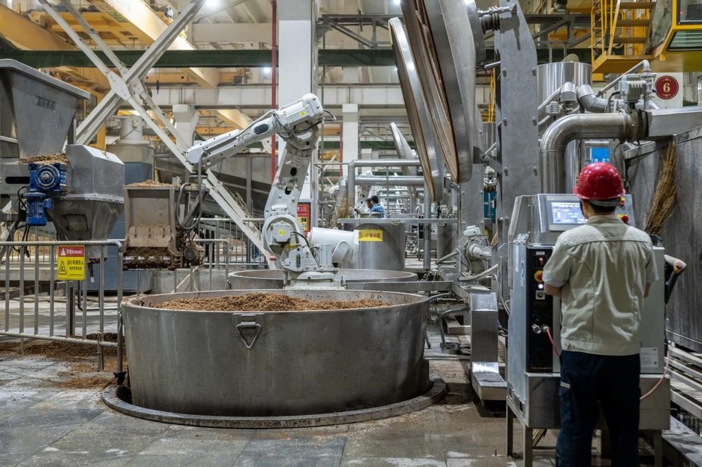 907車間里，機(jī)械臂正在撒料裝甑。嚴(yán)磊攝