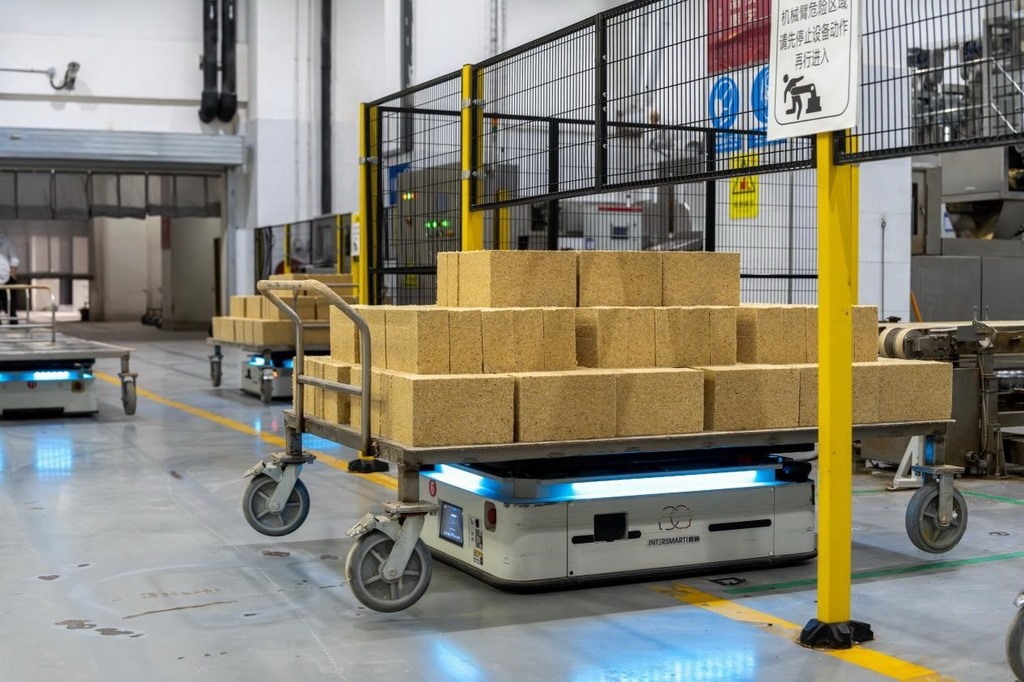 在701制曲車間，運(yùn)輸機(jī)器人等智能化設(shè)備已實(shí)現(xiàn)規(guī)?；瘧?yīng)用。王哲攝