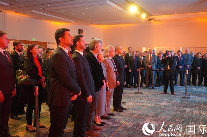 圖為招待會(huì)現(xiàn)場演奏兩國國歌。人民網(wǎng)記者 許放攝