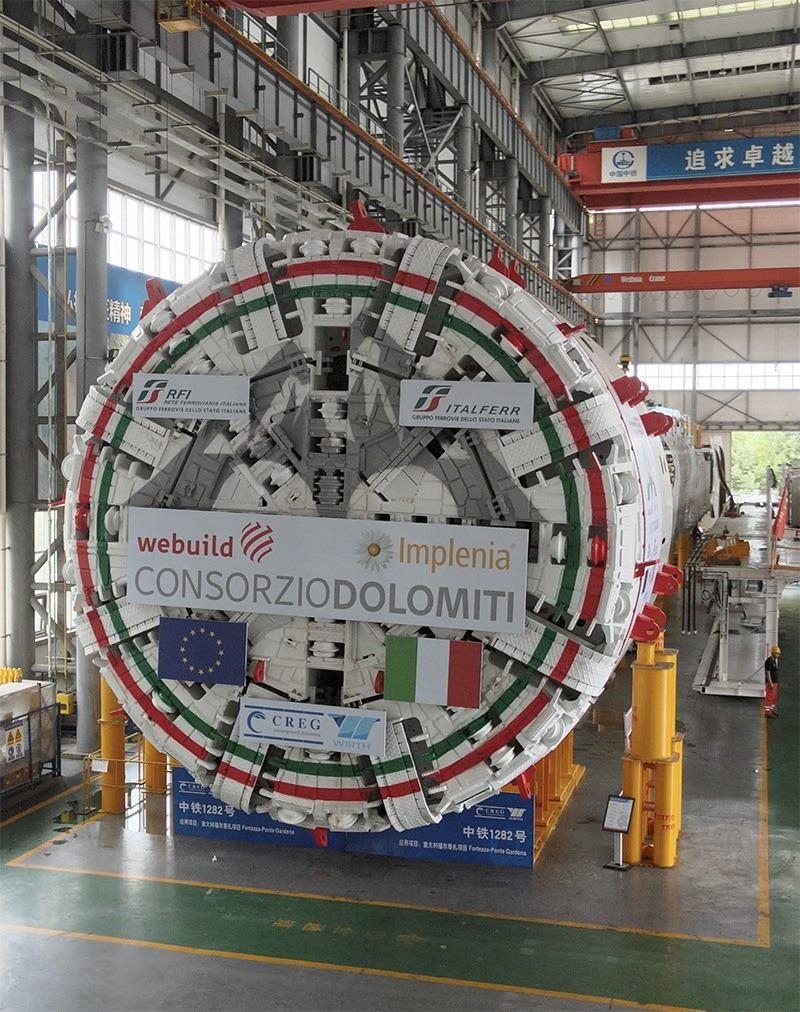 圖為中鐵裝備集團盾構總裝車間。人民網(wǎng)記者 唐宋攝